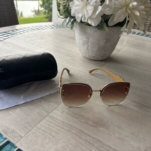 Women's Beige Frame Sunglasses with Brown Gradient Lenses and Gold Accents